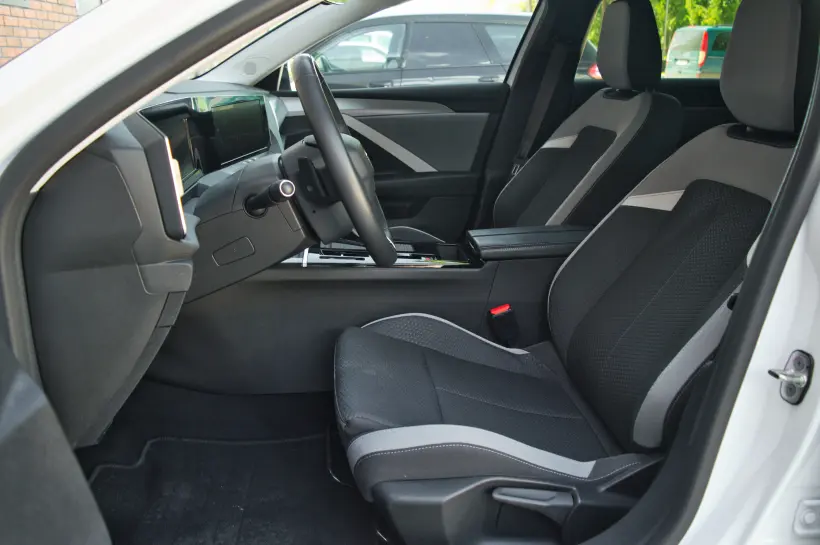 Opel Astra L 1.6 Turbo Plug-in Hybrid голяма снимка 1552 - CrediRent Opel Astra L 1.6 Turbo Plug-in Hybrid голяма снимка 1552