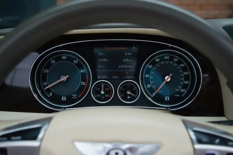 Bentley Continental GTC V8 4.0 голяма снимка 935 - CrediRent Bentley Continental GTC V8 4.0 голяма снимка 935